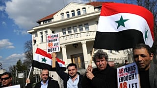 متظاهرون سوريون معارضون لنظام الأسد أمام مقر سفارة بلادهم في براغ. 2011/04/01