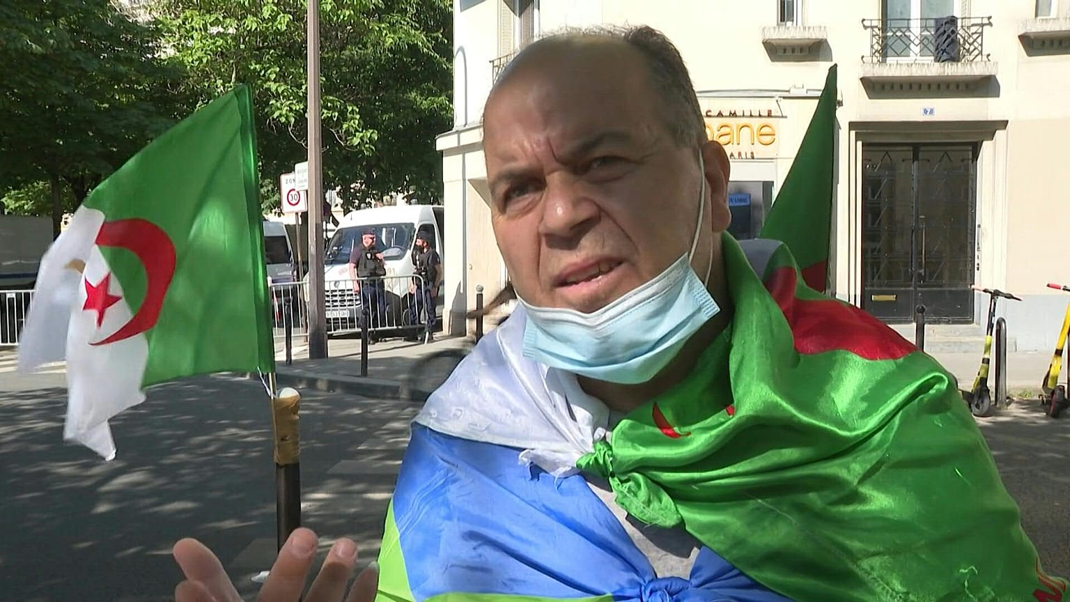 جزائريون في فرنسا يعتبرون أن النظام "قادر على فعل أي شيء" لضمان بقائه