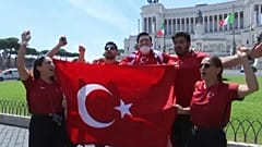 Aficionados turcos en Roma antes del partido inaugural de la Eurocopa