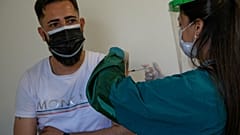 Türkiye'de yeni meslek grupları aşılama programına dahl edildi