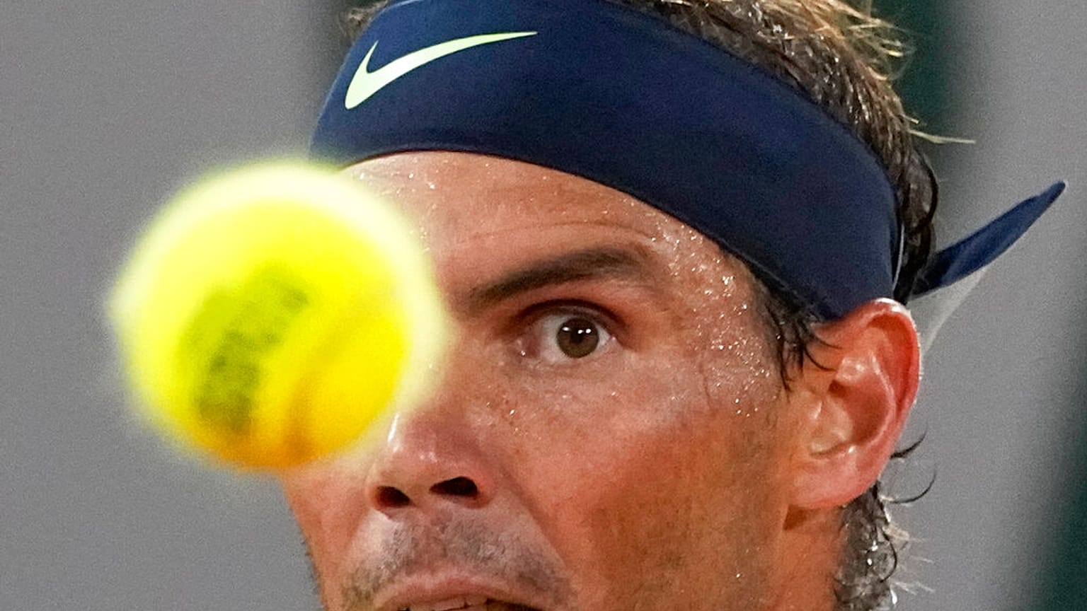 Rafael Nadal mira la pelota durante su partido contra Novak Djokovic
