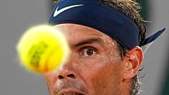 Rafael Nadal mira la pelota durante su partido contra Novak Djokovic