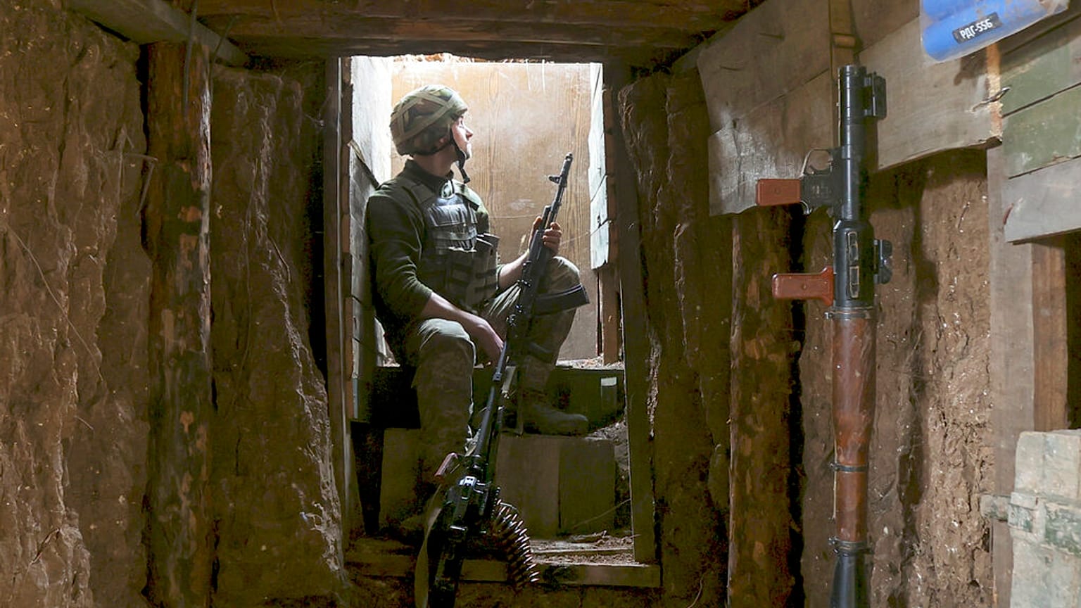 Ukraynalı asker Donetsk'te cephe hattında (Arşiv)