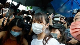Libertada ativista pró-democracia em Hong Kong