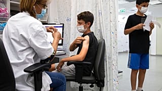 Ein Jugendlicher in Israel bekommt eine Corona-Impfung, 6.6.2021