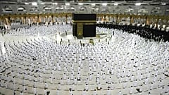 صورة من مناسك العمرة في شهر رمضان الماضي