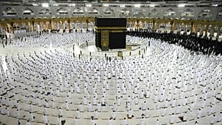صورة من مناسك العمرة في شهر رمضان الماضي