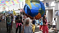 G7-csúcs: újabb klímatüntetés