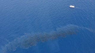 Πετρελαιοκηλίδα «απειλεί» την Κορσική