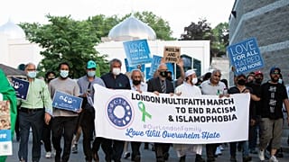 مسيرة من مختلف الأديان في مقاطعة أونتاريو الكندية  تكريما لعائلة مسلمة من أربعة أشخاص تم دهسها بسيارة في أونتاريو، كندا، 11 يونيو 2021.