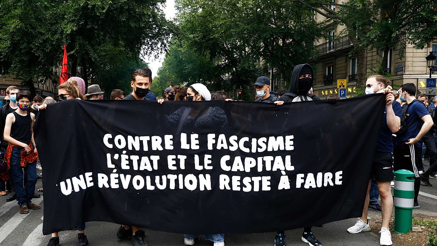 Επίθεση με αλεύρι στον Μελανσόν