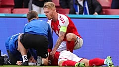 Eriksen es atendido por sus compañeros en el terreno de juego, después de desmayarse