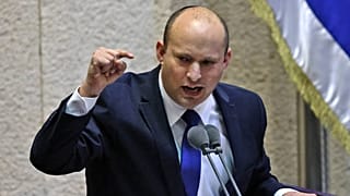  الزعيم اليميني نفتالي بينيت يلقي كلمة أمام المشرعين خلال جلسة خاصة للتصويت على حكومة جديدة في الكنيست بالقدس، 13 يونيو 2021.