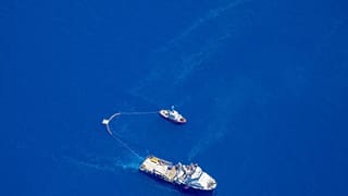 Vue aérienne au large de la Corse avec 2 navires engagés dans la lutte contre la pollution - Photo : Florian ROUSSARD / FRENCH AIR FORCE / AFP