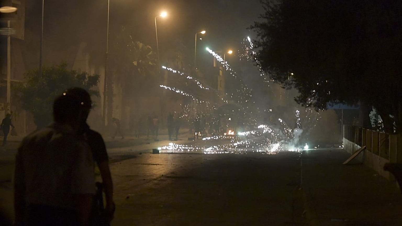 Heurts entre policiers et manifestants dans la banlieue de Tunis (Tunisie), le 12/06/2021