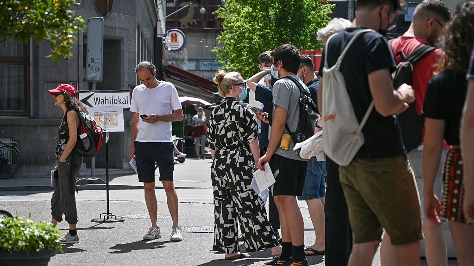 Oy kullanmayı bekleyen İsviçreliler
