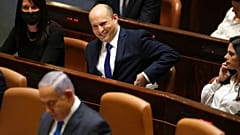 Naftali Bennett váltja Benjámín Netanjáhút 