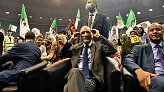 رئيس حزب حركة مجتمع السلم الجزائري عبد الرزاق مقري مع أنصاره في العاصمة الجزائرية، 8 يونيو 2021