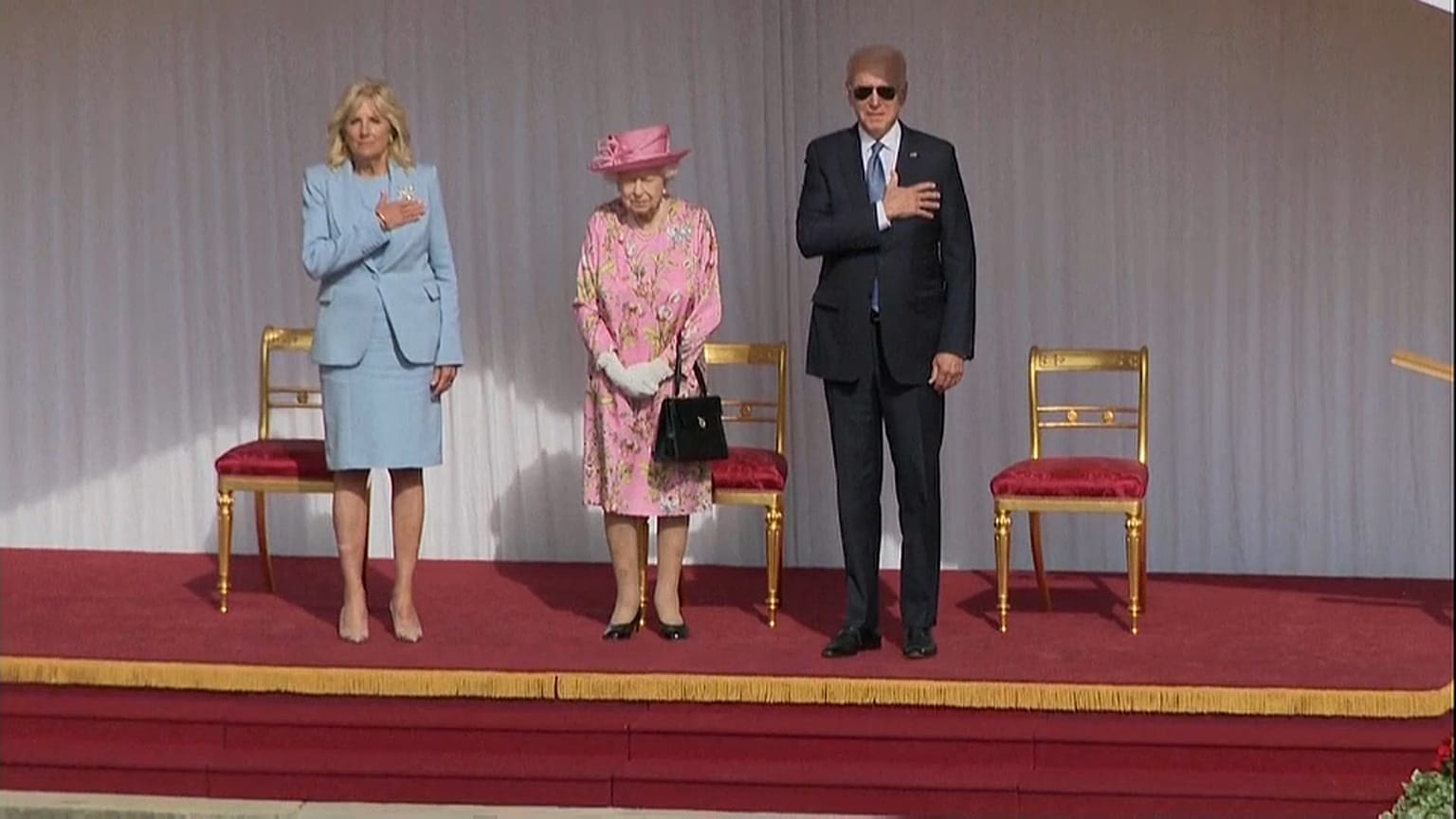 Isabel II del Reino Unido recide a los Biden
