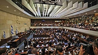 القاعة الرئيسية للكنيست في القدس خلال جلسة خاصة للتصويت على حكومة جديدة بقيادة نفتالي بينيت، 13 يونيو 2021