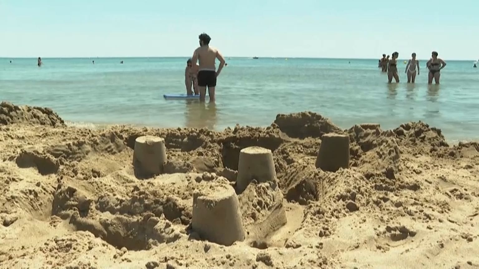 Detalle de un grupo de bañistas en una playa del sur de Francia