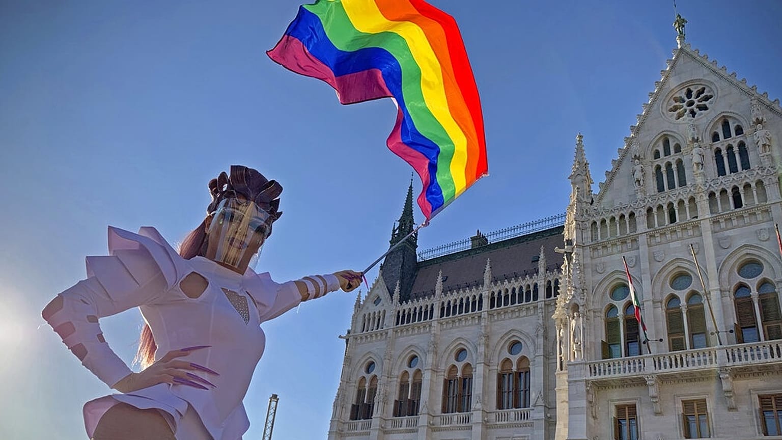 Tüntetés a Parlament előtt