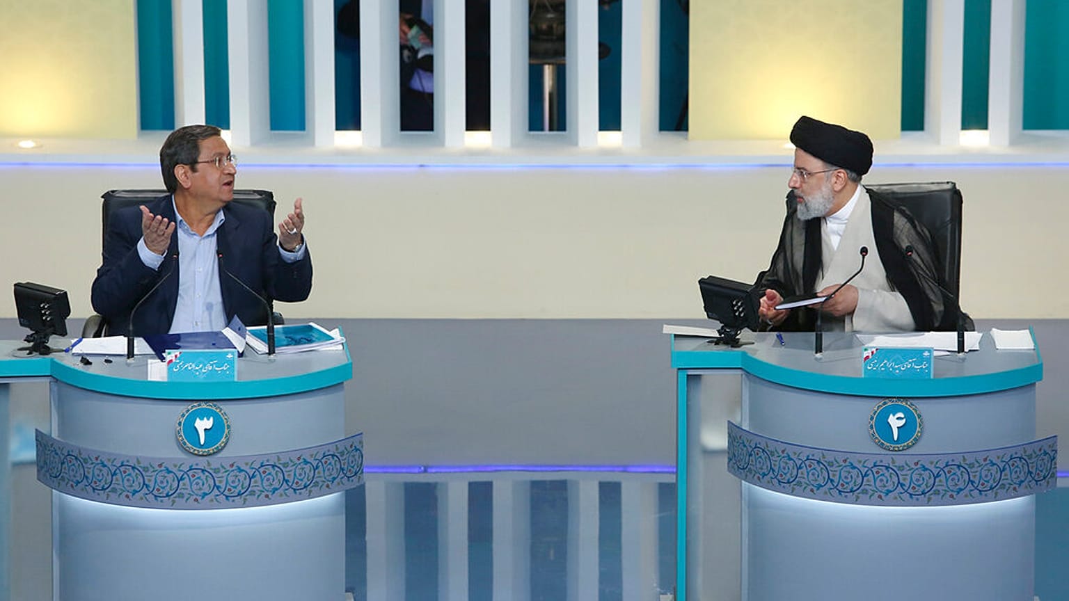 À gauche, le modéré Abdolnaser Hemmati ; à droite, l'ultra-conservateur Ebrahim Raïssi, le 12 juin 2021, lors du débat présidentiel, Téhéran, Iran
