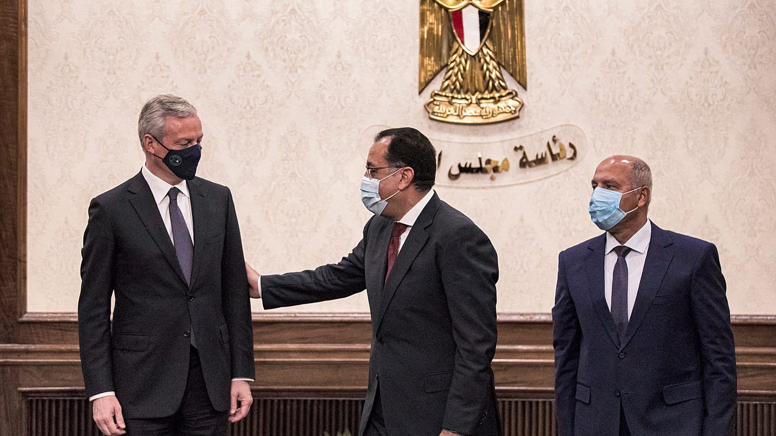 وزير النقل المصري كامل الوزير، ورئيس الوزراء المصري مصطفى مدبولي، و وزير الاقتصاد والمالية الفرنسي برونو لومير، القاهرة 13 يونيو 2021