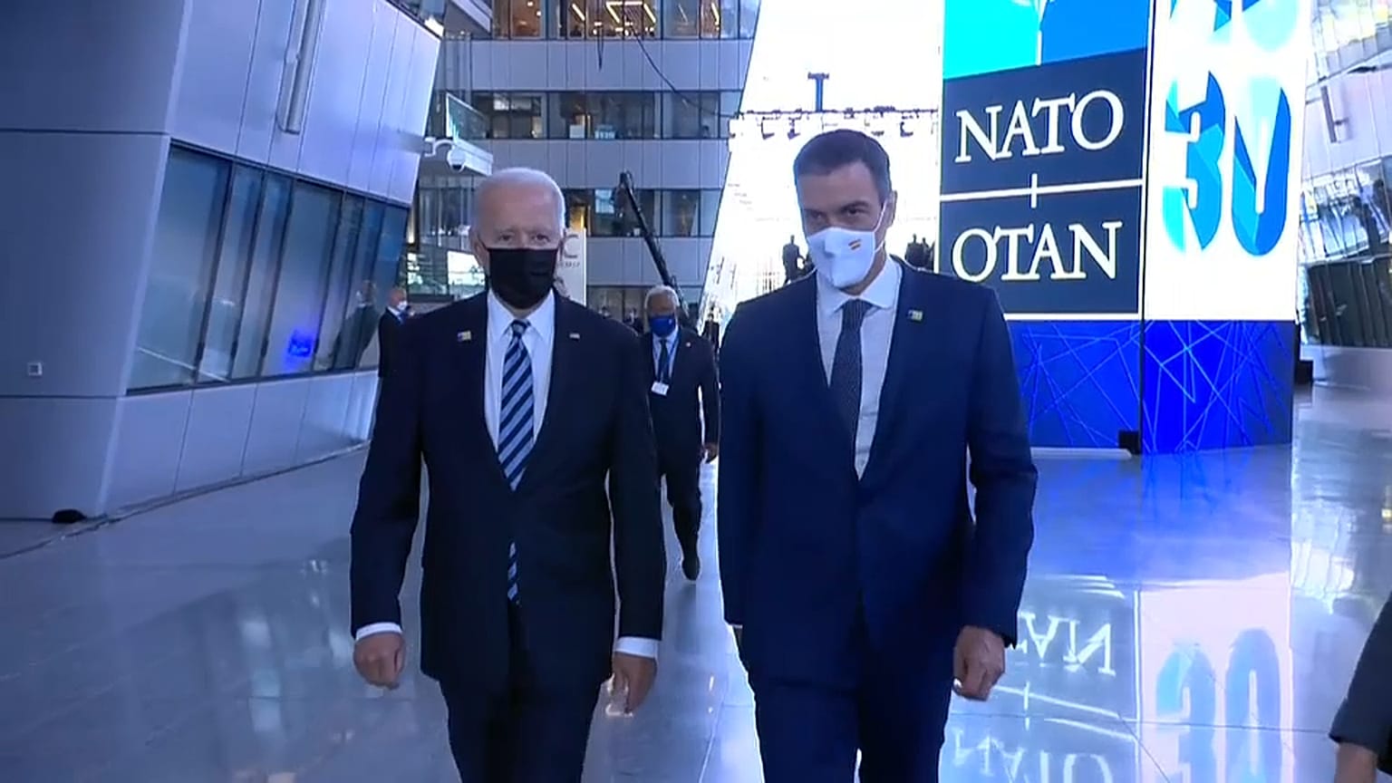 Joe Biden y Pedro Sánchez conversan en los pasillos de la sede de la OTAN en Bruselas
