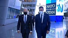 Joe Biden y Pedro Sánchez conversan en los pasillos de la sede de la OTAN en Bruselas