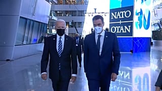 Joe Biden y Pedro Sánchez conversan en los pasillos de la sede de la OTAN en Bruselas