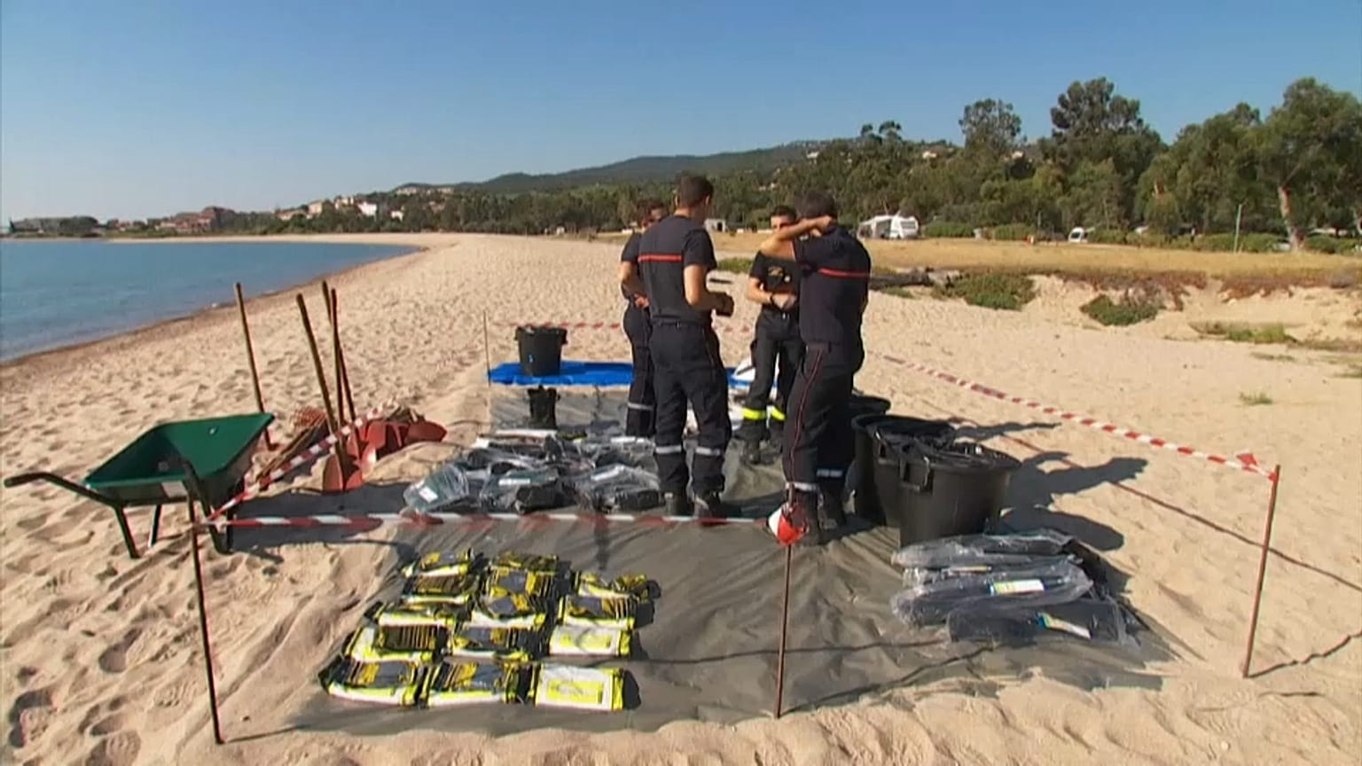 Des pompiers sur la plage de Solaro près de Solenzara