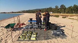 Des pompiers sur la plage de Solaro près de Solenzara