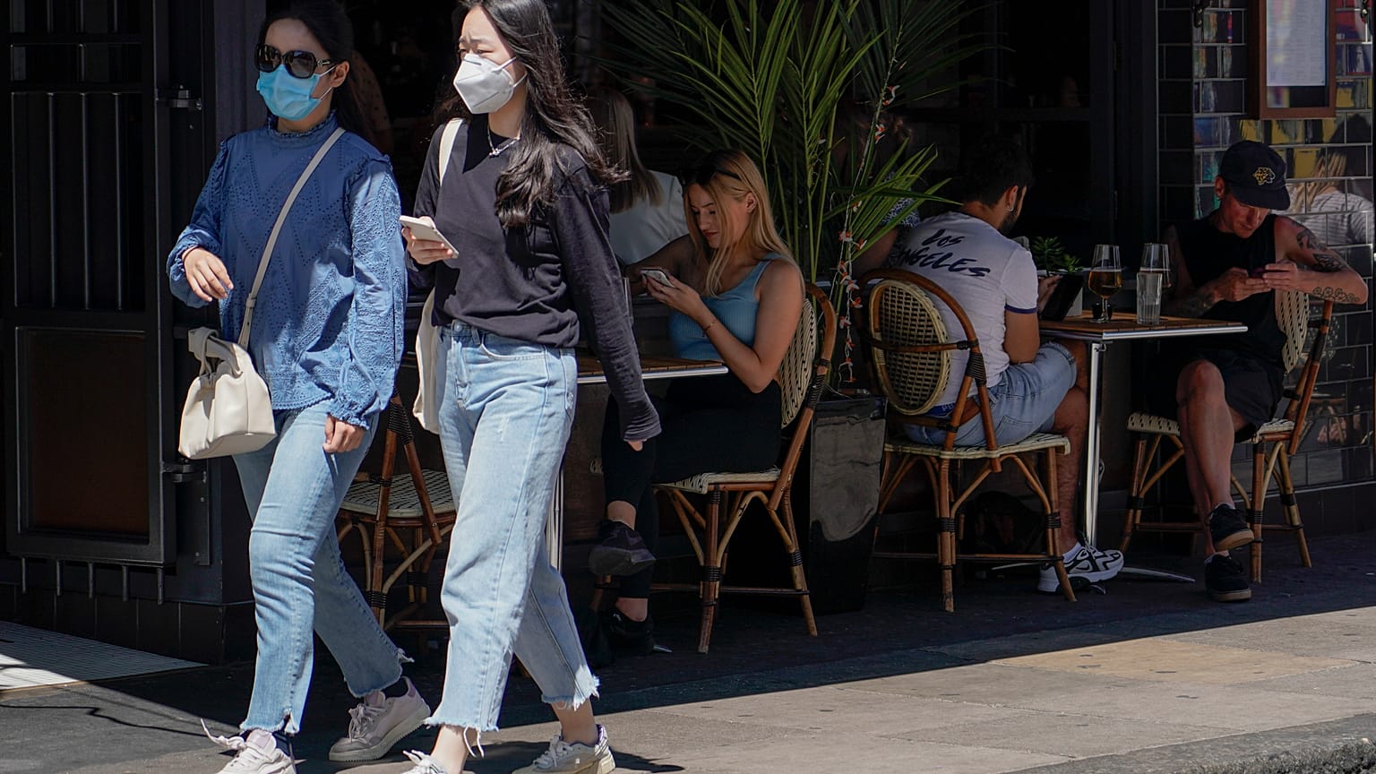 La gente se sienta en las mesas exteriores de un restaurante del Soho, en Londres