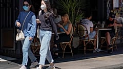 La gente se sienta en las mesas exteriores de un restaurante del Soho, en Londres