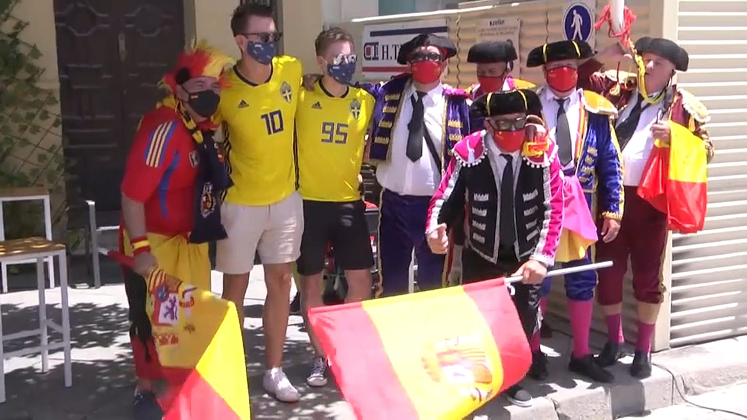 Los aficionados de ambas selecciones celebraron el prepartido en los bares de Sevilla