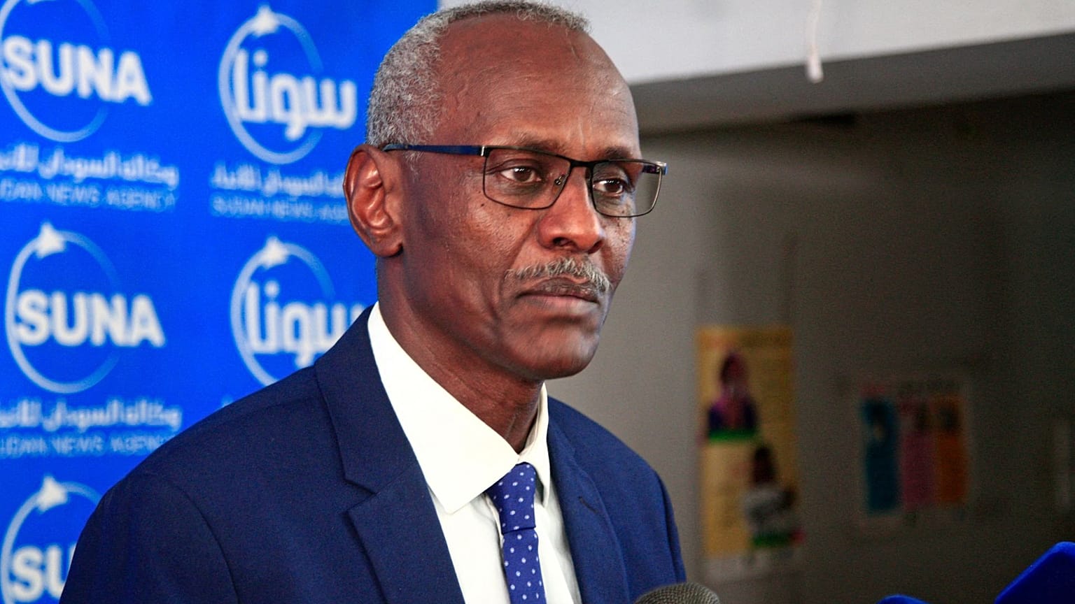 يعقد وزير الري والموارد المائية السوداني ياسر عباس مؤتمرا صحفيا في العاصمة السودانية الخرطوم، 14 يونيو 2021