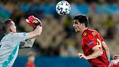 Gerard Moreno disputa el balón al portero sueco Robin Olsen, durante el partido del grupo E del campeonato de fútbol de la Eurocopa 2020