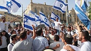 إسرائيليون يلوحون بالأعلام في القدس