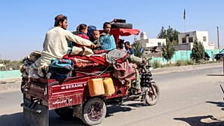 خانواده افغان که از درگیریهای فرار میکنند