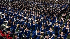 11 ألف طالب صيني يشاركون في حفل تخرّج جامعي في مدينة ووهان من دون اتخاذ إجراءات التباعد الاجتماعي ووضع الكمامات على الوجوه