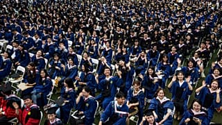 11 ألف طالب صيني يشاركون في حفل تخرّج جامعي في مدينة ووهان من دون اتخاذ إجراءات التباعد الاجتماعي ووضع الكمامات على الوجوه