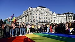 A A pedofilellenes törvényjavaslat elleni hétfői demonstráció az Országház előtti Kossuth téren