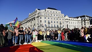 A A pedofilellenes törvényjavaslat elleni hétfői demonstráció az Országház előtti Kossuth téren