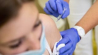 Oltás a kínai vakcina második adagjával Békéscsabán