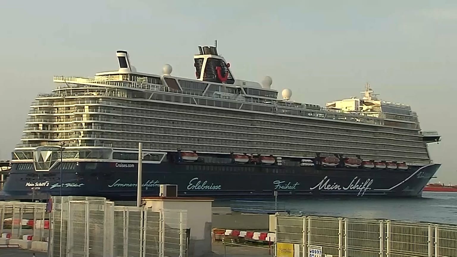 El Mein Schiff 2 tras su atraque en el puerto de Málaga
