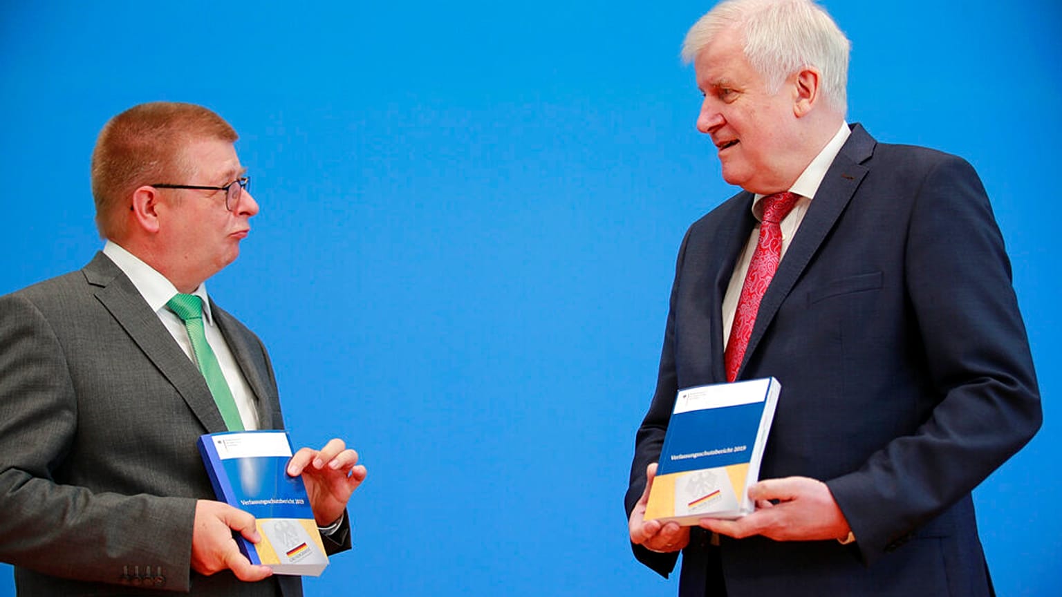 Präsident des Bundesamtes für Verfassungsschutz, Thomas Haldenwang und der deutsche Innenminister Horst Seehofer beim Vorstellen des Verfassungsschutzbericht für 2019