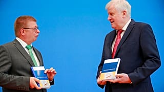 Präsident des Bundesamtes für Verfassungsschutz, Thomas Haldenwang und der deutsche Innenminister Horst Seehofer beim Vorstellen des Verfassungsschutzbericht für 2019