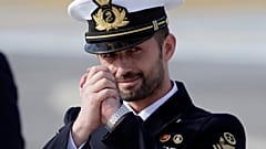28 maggio 2016: Salvatore Girone saluta i giornalisti rientrando in Italia
