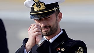 28 maggio 2016: Salvatore Girone saluta i giornalisti rientrando in Italia